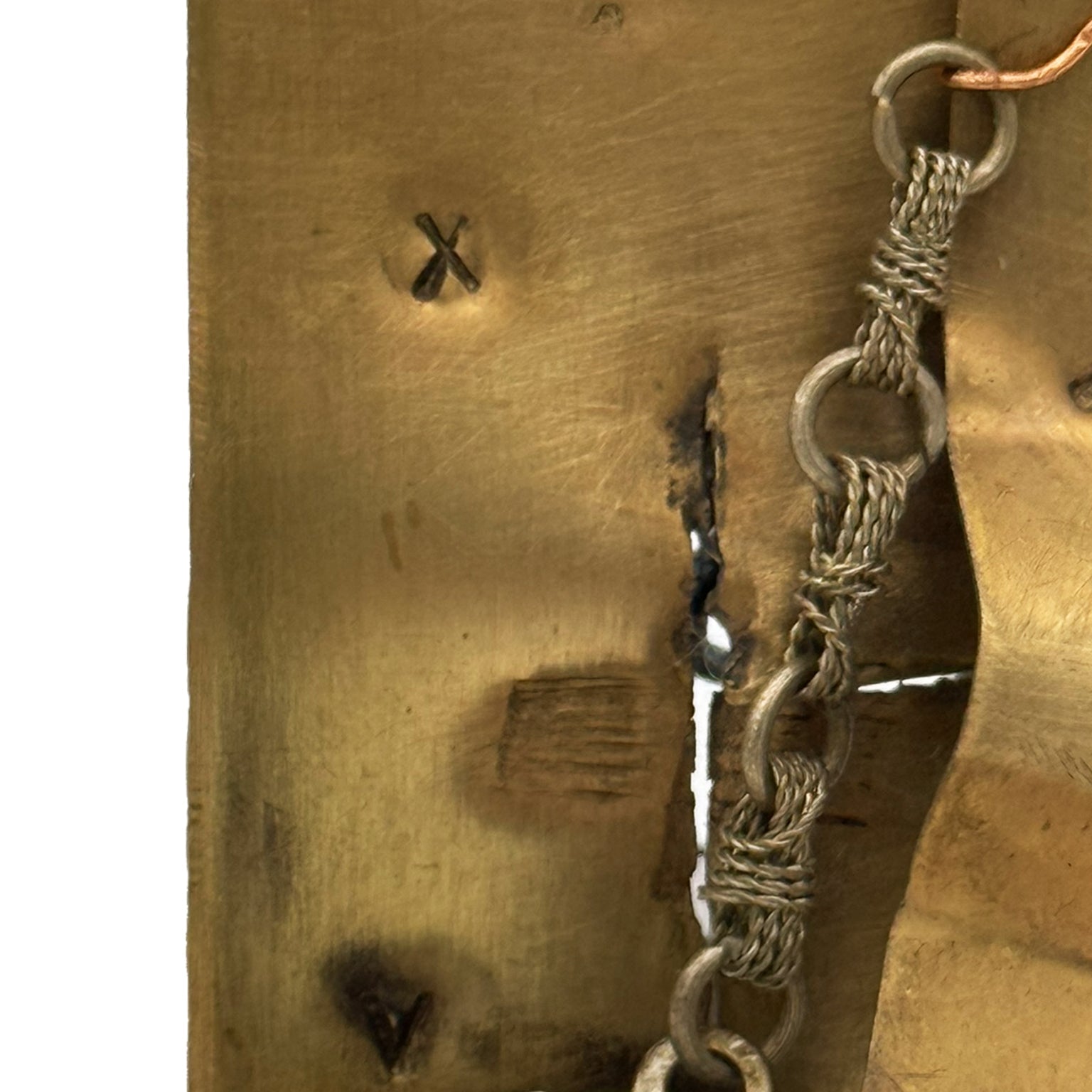 La parte amovibile del Monile Sigillo Etrusco mostrata in una diversa posizione per vederne il design.