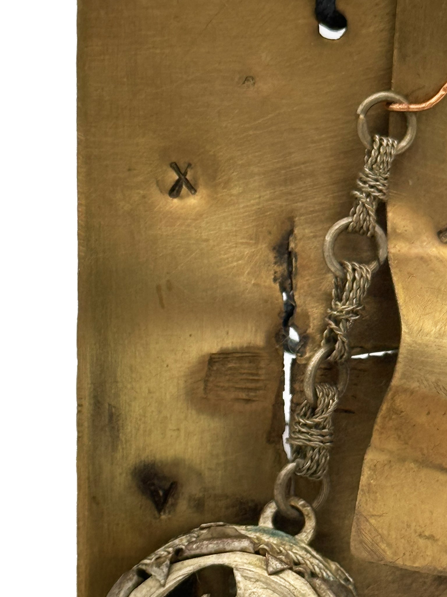 La parte amovibile del Monile Sigillo Etrusco mostrata in una diversa posizione per vederne il design.