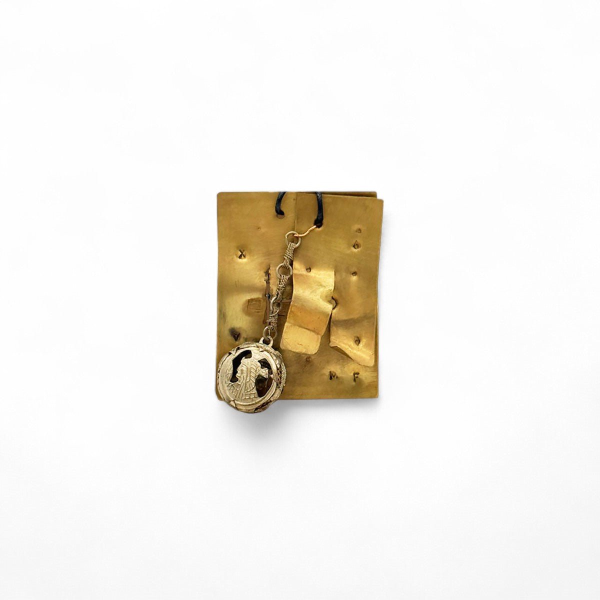 La parte amovibile del Monile Sigillo Etrusco mostrata in una diversa posizione per vederne il design.