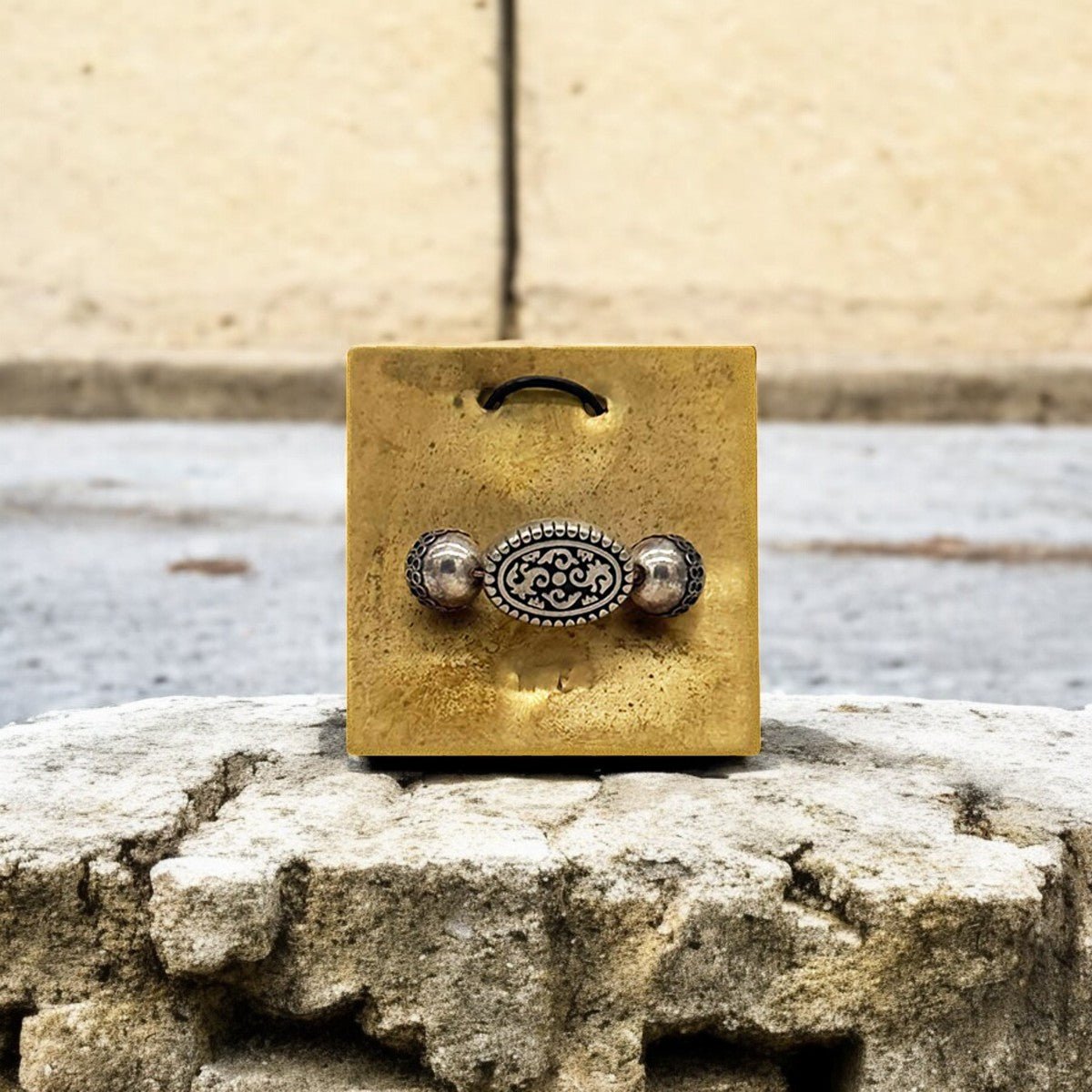 Dettaglio di una delle due sfere finemente cesellate che adornano il Monile Sigillo Ornato.