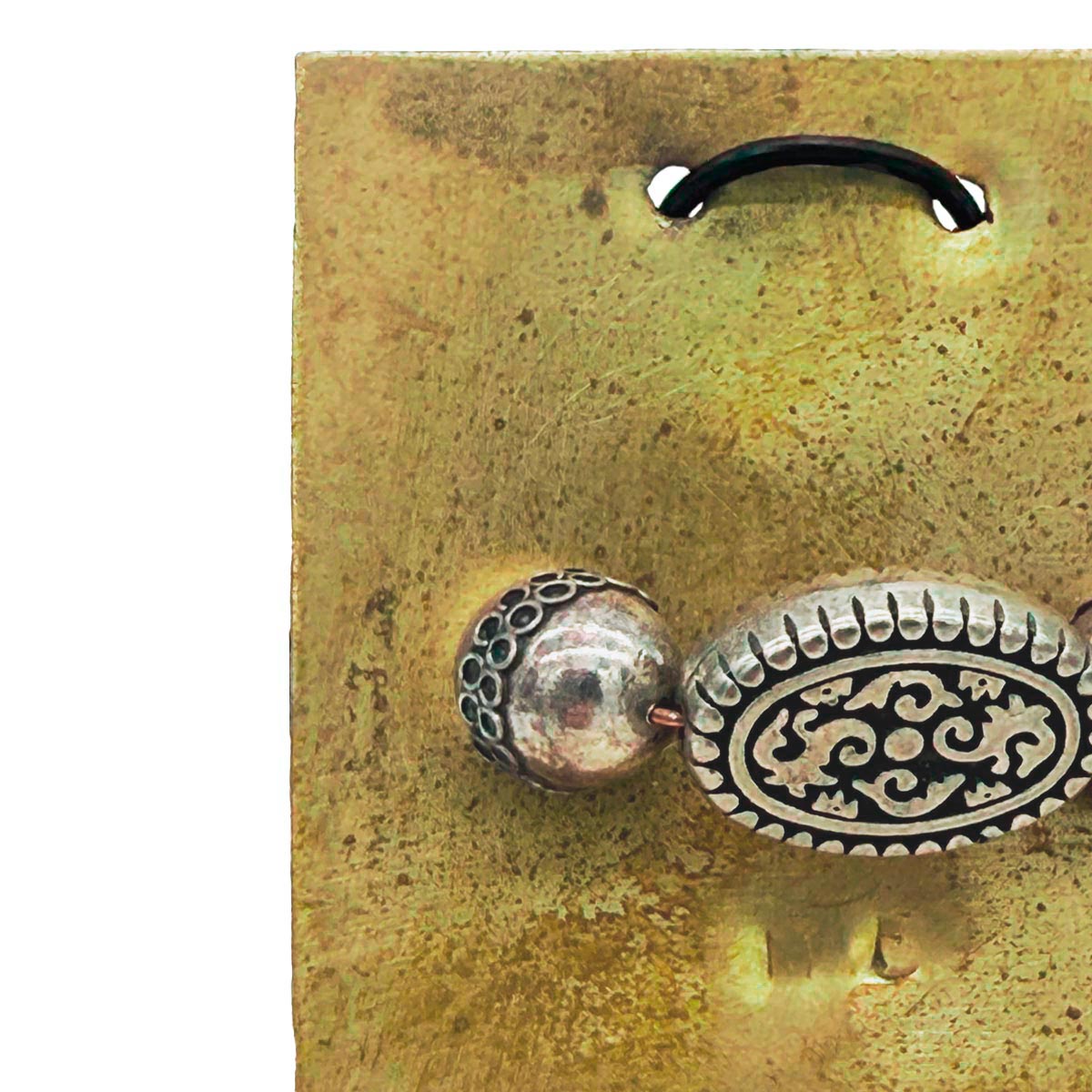 Il Monile Sigillo Ornato posato su una lettera con ceralacca per evocarne l'ispirazione.