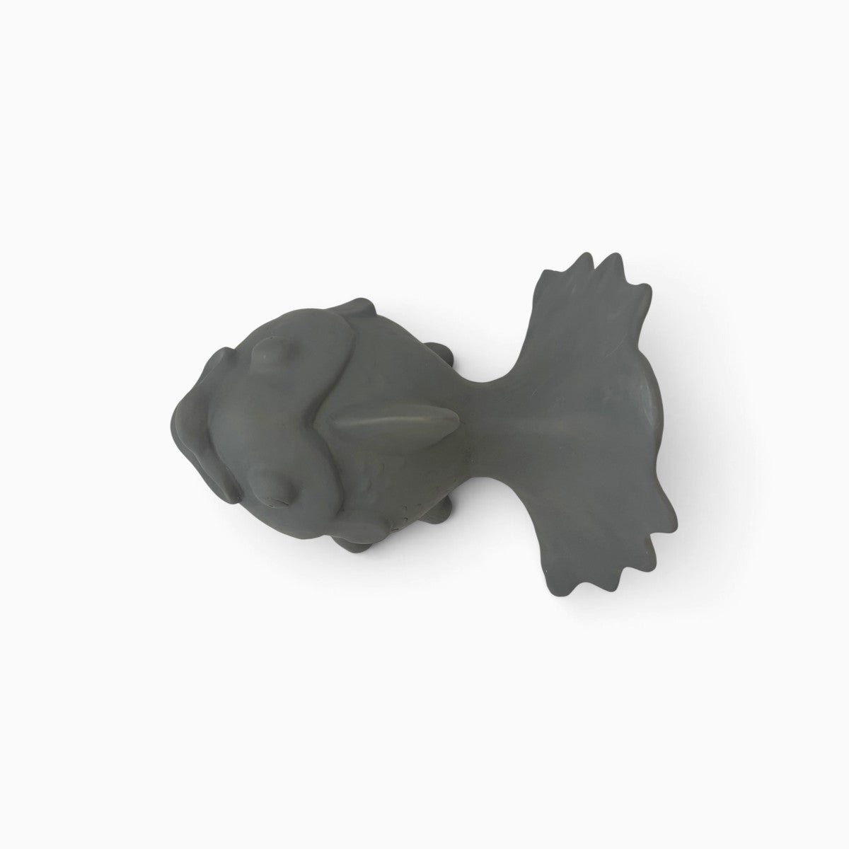 Nereo scultura pesce in ceramica artistica grigio piombo su sfondo bianco