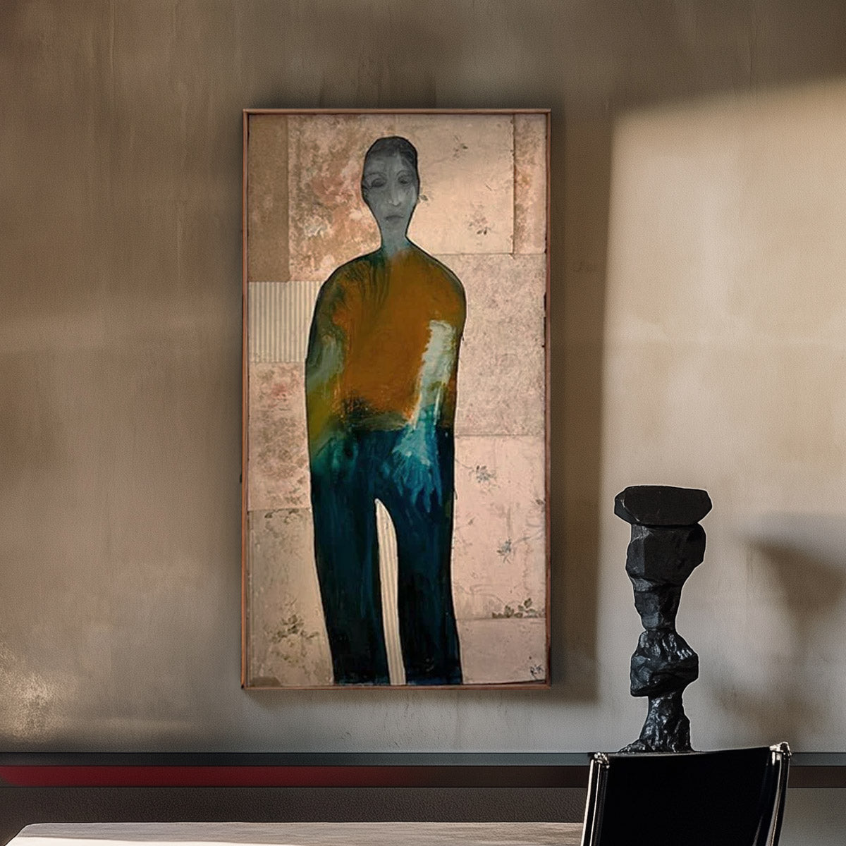 Dettaglio della texture materica del fondo, con collage di parati e scarti, nell'opera di R95.