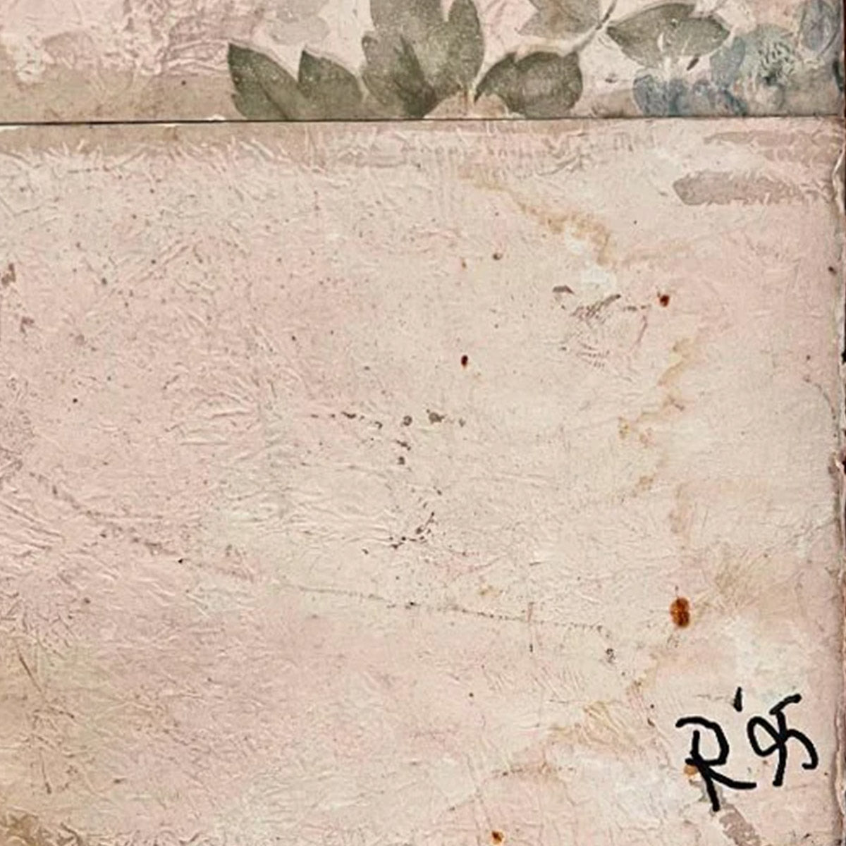 Ombre della Mente come pezzo focale in un salotto dal design contemporaneo.