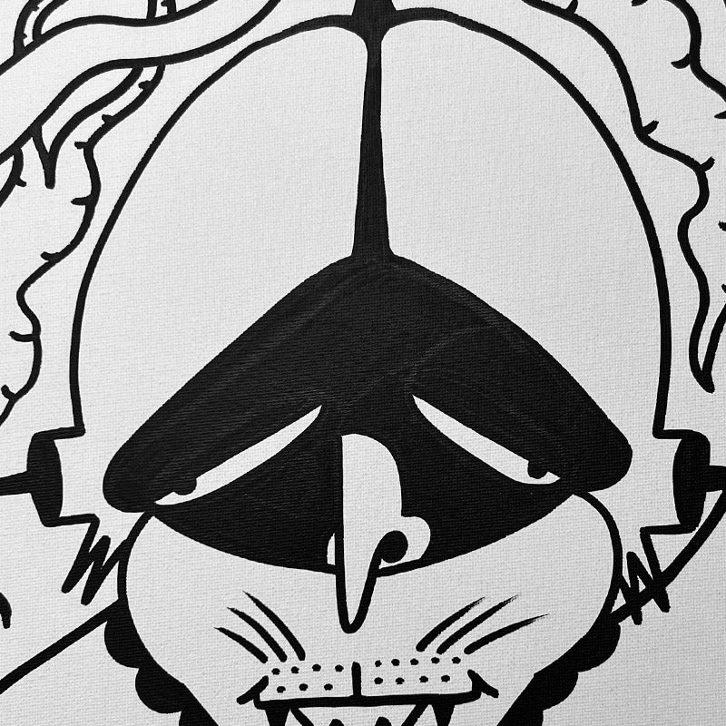 Primo piano di una figura surreale con gesti ritualistici nel quadro bianco e nero.