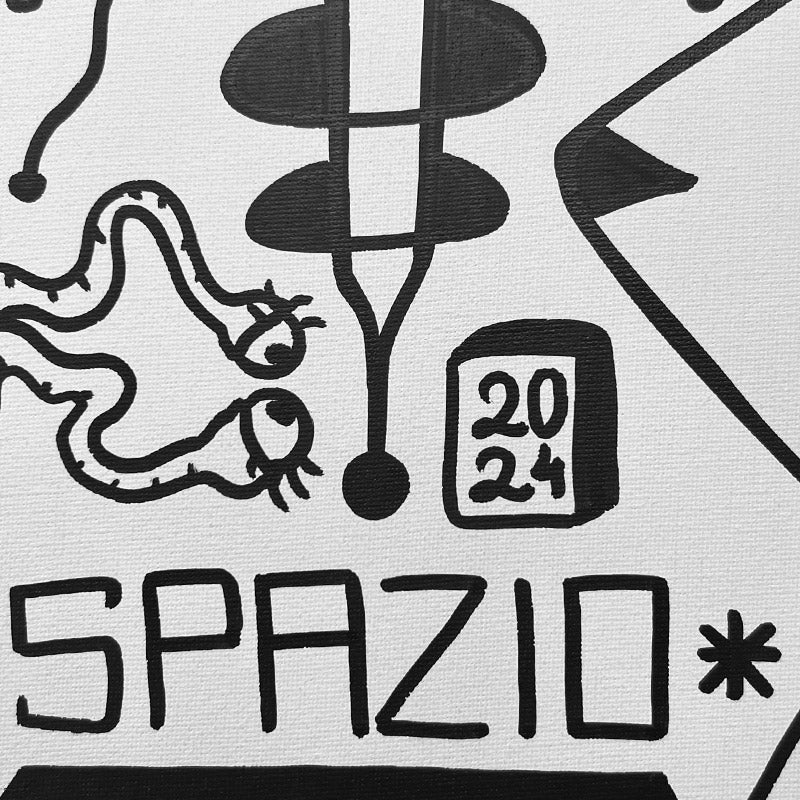 Il quadro bianco e nero esposto sopra una scrivania per mostrare le dimensioni.