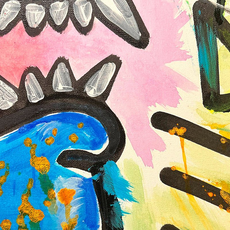 Particolare del manto screziato di blu e degli schizzi di verde acido sul quadro.