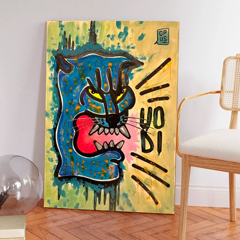 Il Quadro Pantera di Uodi appeso a una parete di cemento in un loft industriale.