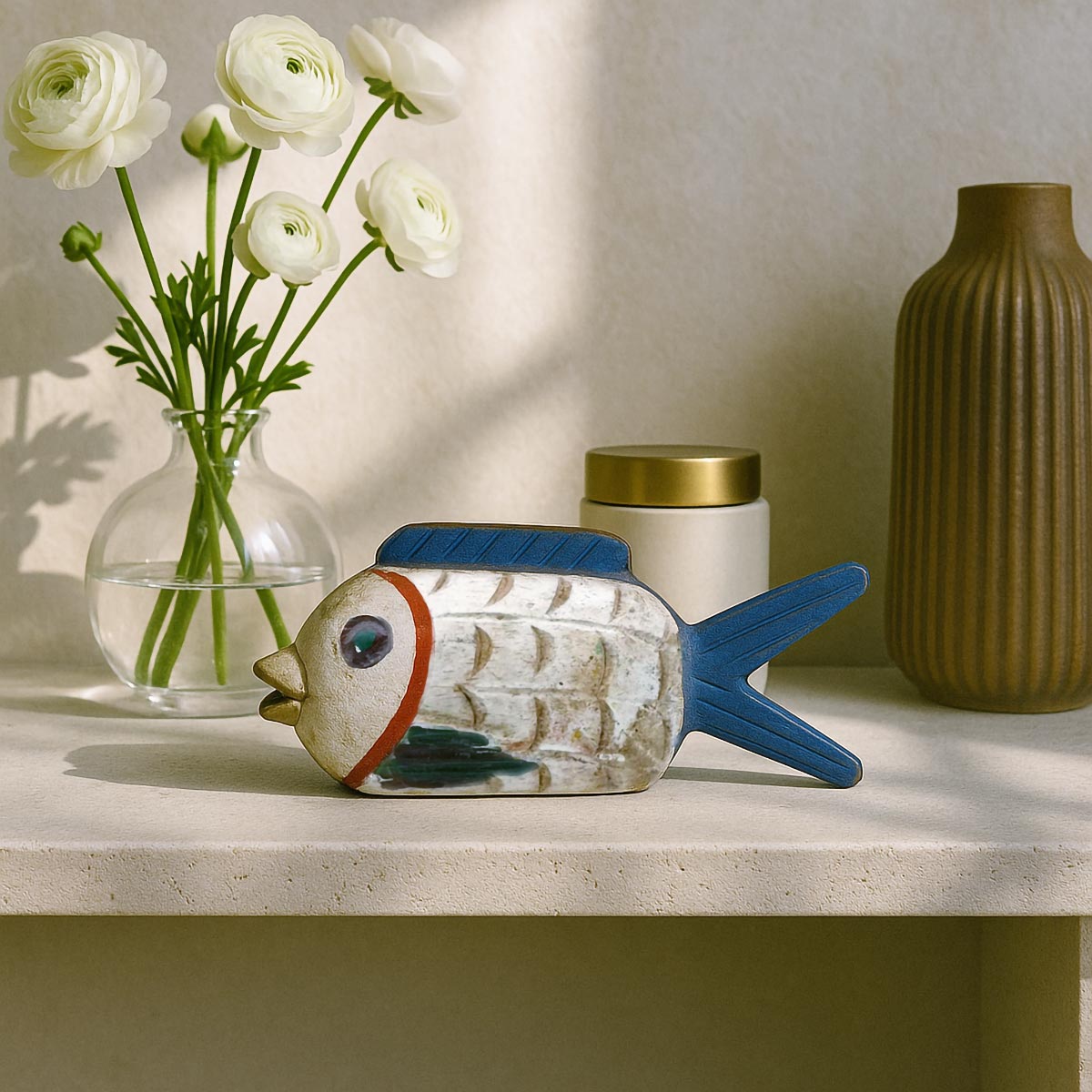 Primo piano del volto sorridente e dei colori sbiaditi della scultura pesce in legno.