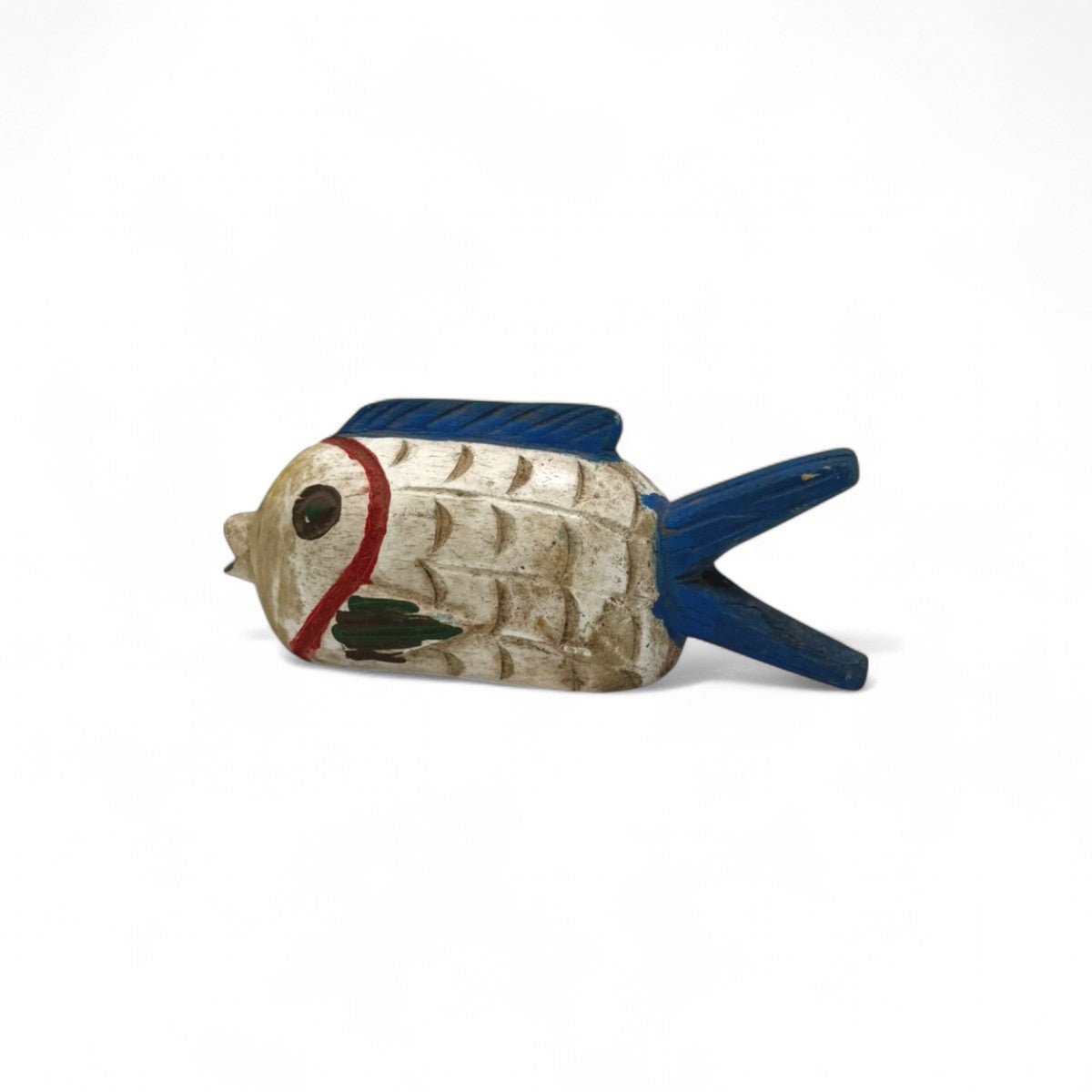 Vista di tre quarti della scultura Pesce Memoria #1 che evidenzia il suo stile naïf.