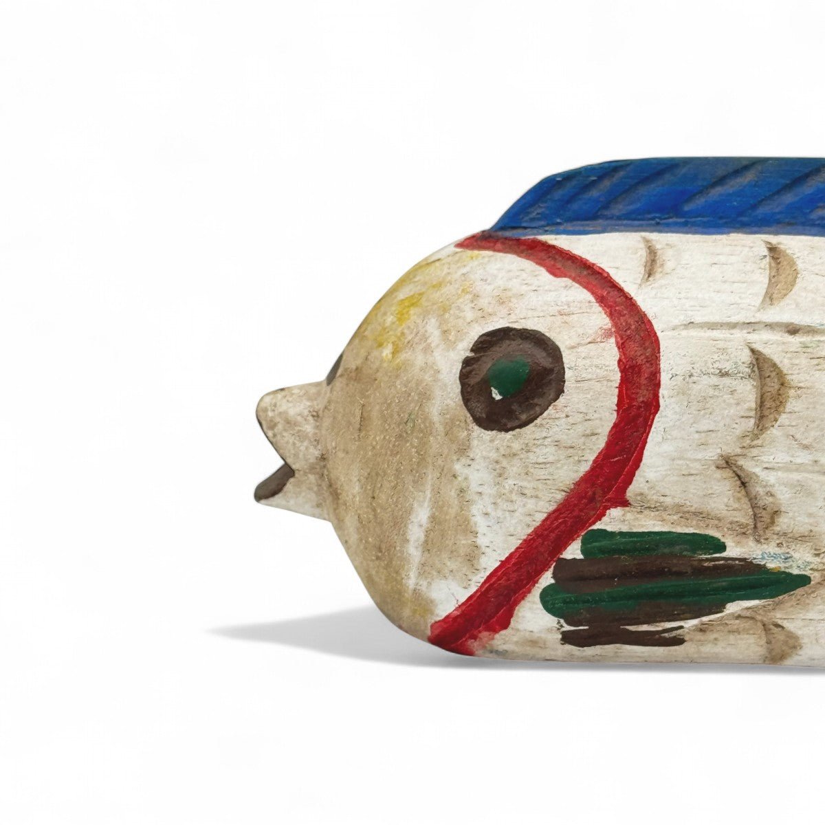 Pesce Memoria #1 esposto insieme agli altri pesci in legno della stessa serie.