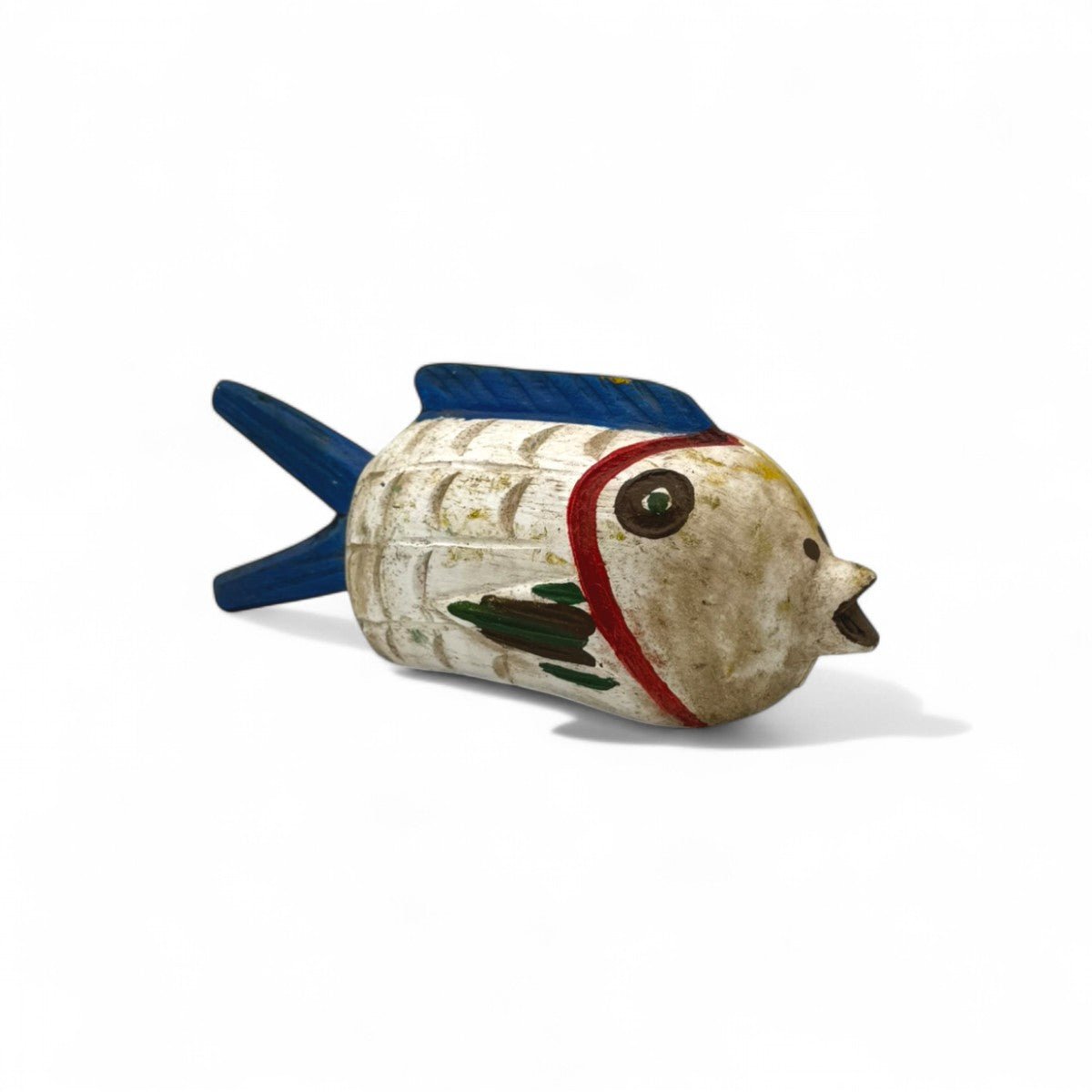 Dettaglio della vernice consunta e della texture del legno tropicale della scultura antica.