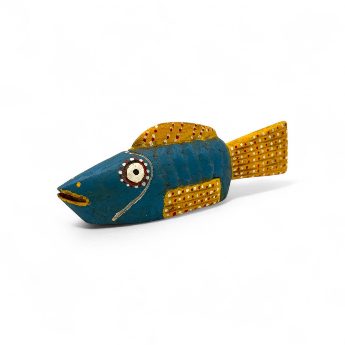 Pesce Memoria #2 esposto insieme agli altri pesci in legno della stessa serie.