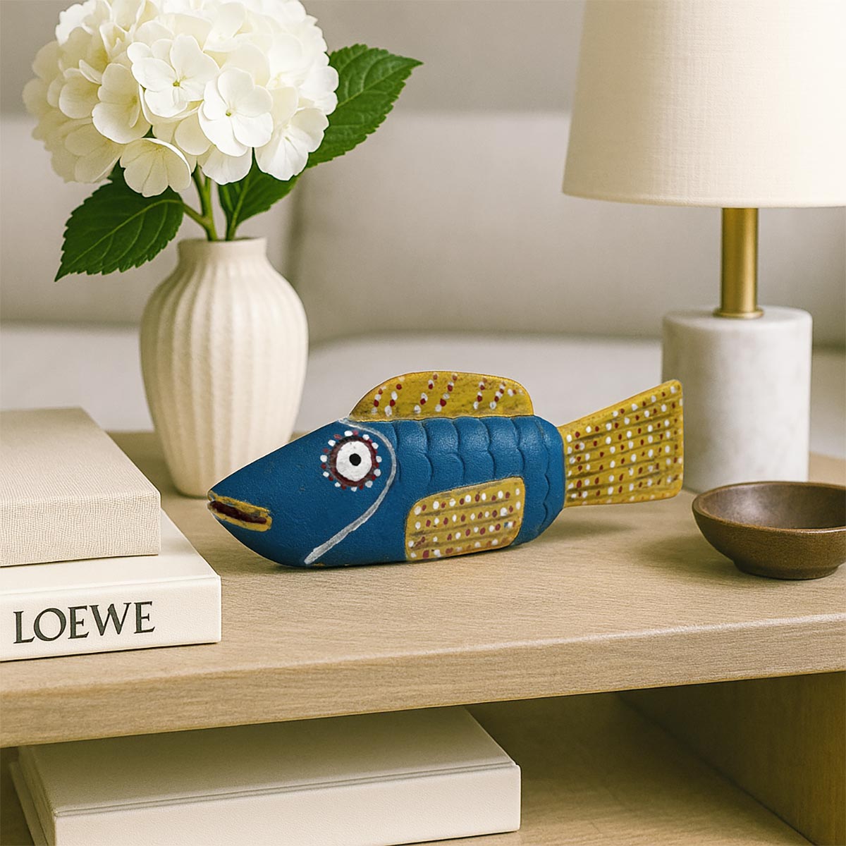 Scultura pesce in legno Pesce Memoria #2, pezzo antico dai colori blu profondo e ocra.