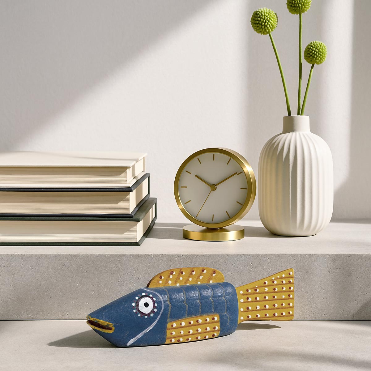 Primo piano del volto curioso con occhio cerchiato e bocca socchiusa della scultura.