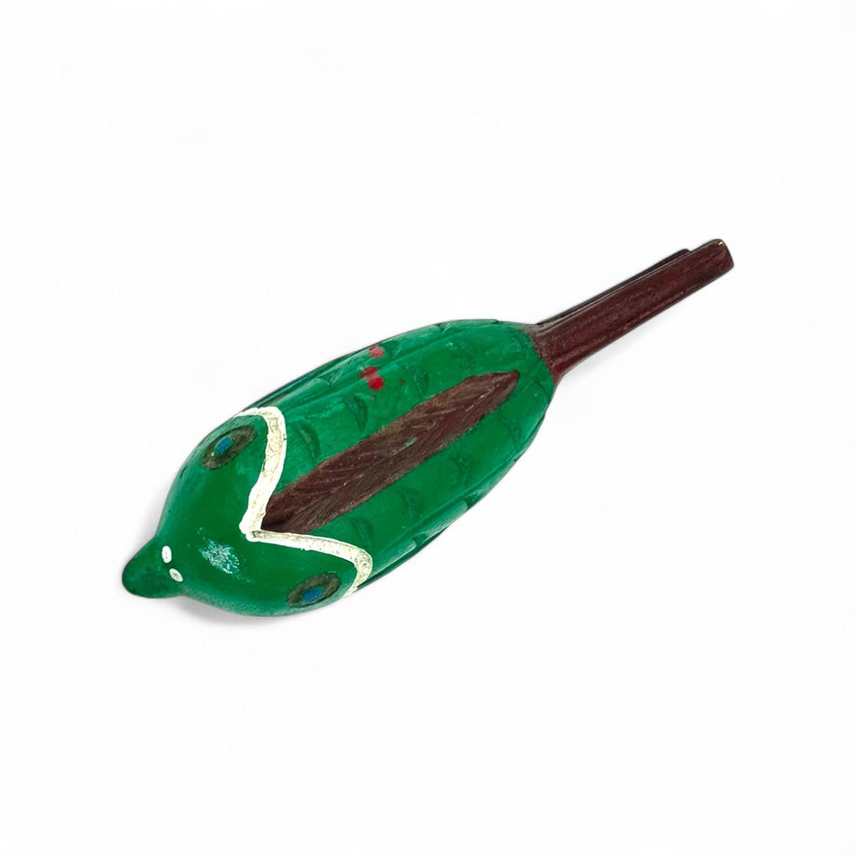 La scultura pesce in legno accanto a un oggetto per un confronto delle dimensioni.