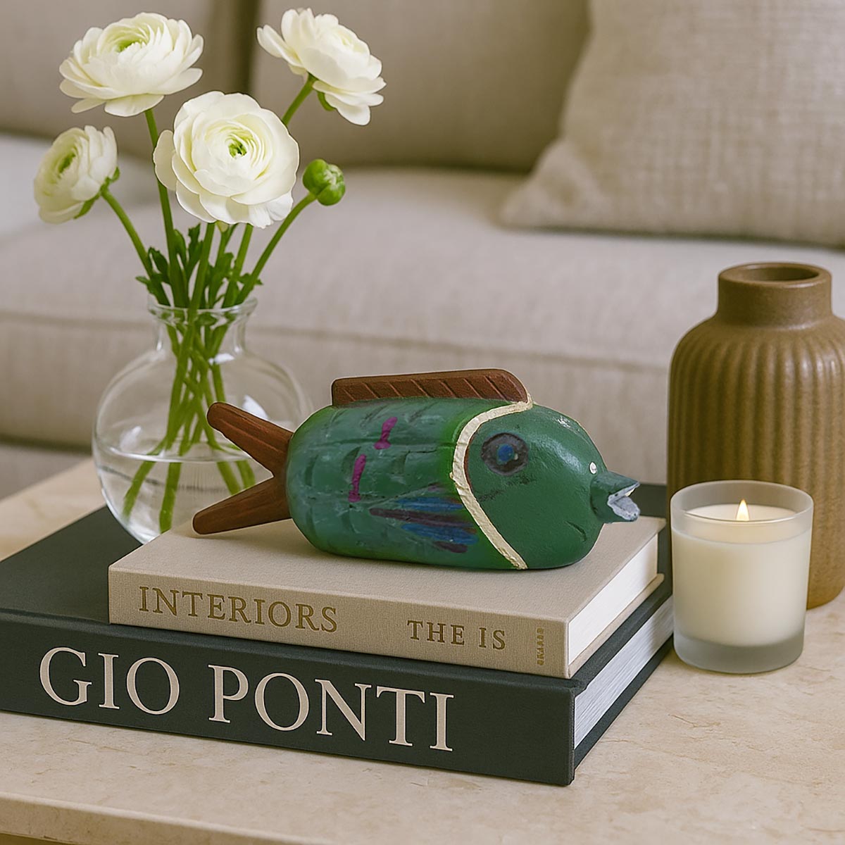 Scultura pesce in legno Pesce Memoria #3, pezzo antico dai colori verde intenso, rosso e blu.