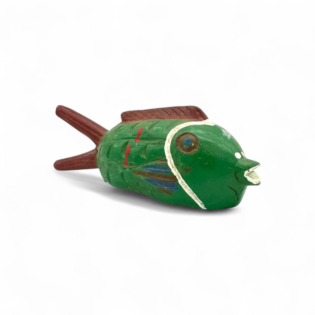 La scultura pesce in legno Pesce Memoria #3 esposta su una mensola chiara.