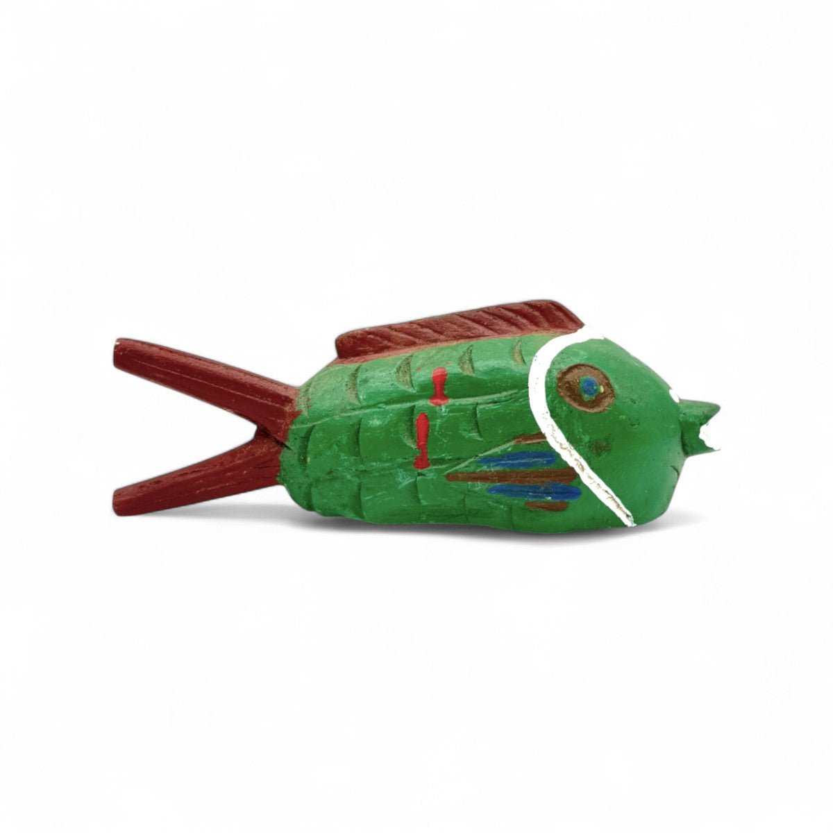 Profilo della scultura pesce in legno che ne mostra la forma e le pinne color ruggine.