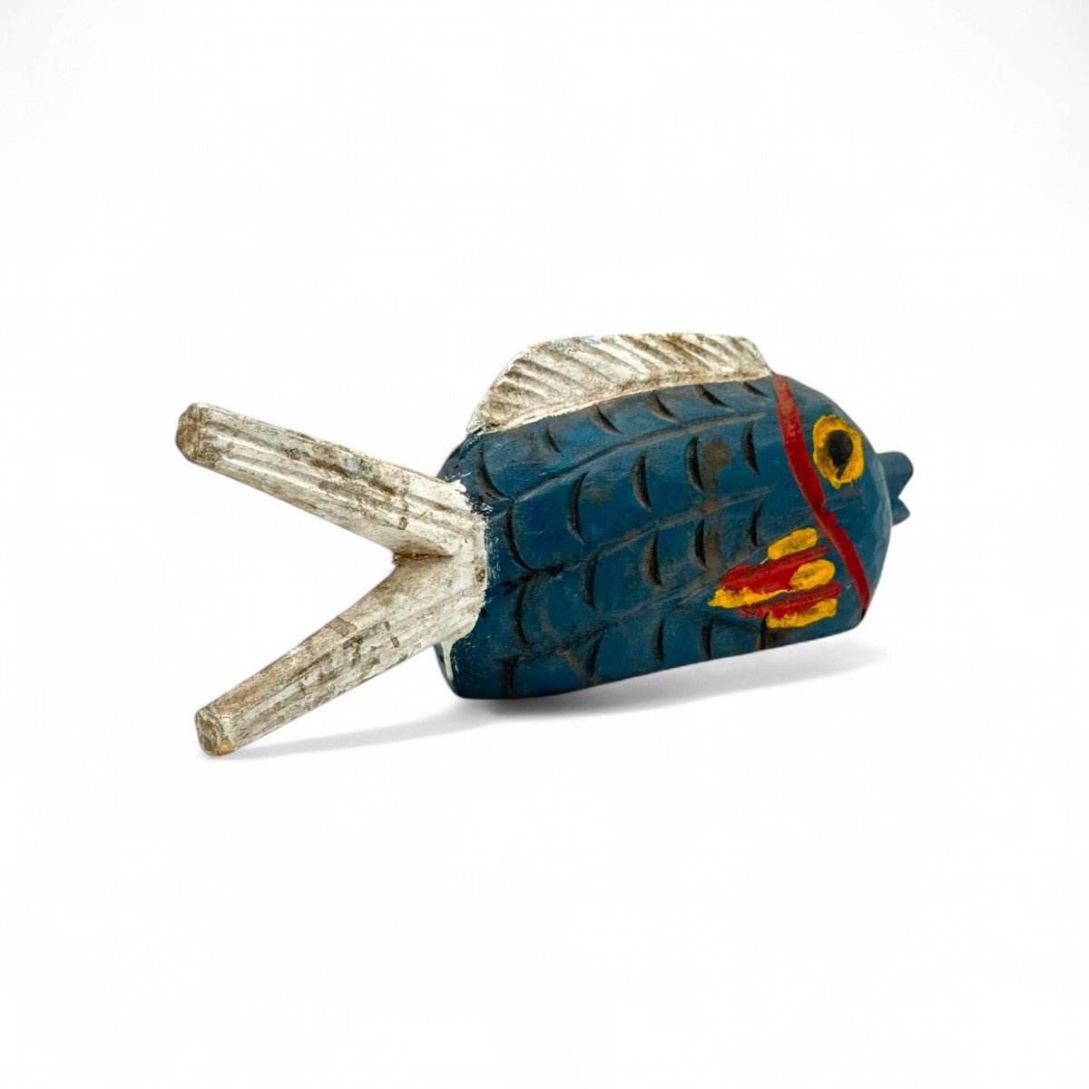 Pesce Memoria #4 esposto come pezzo finale insieme agli altri pesci in legno della collezione.