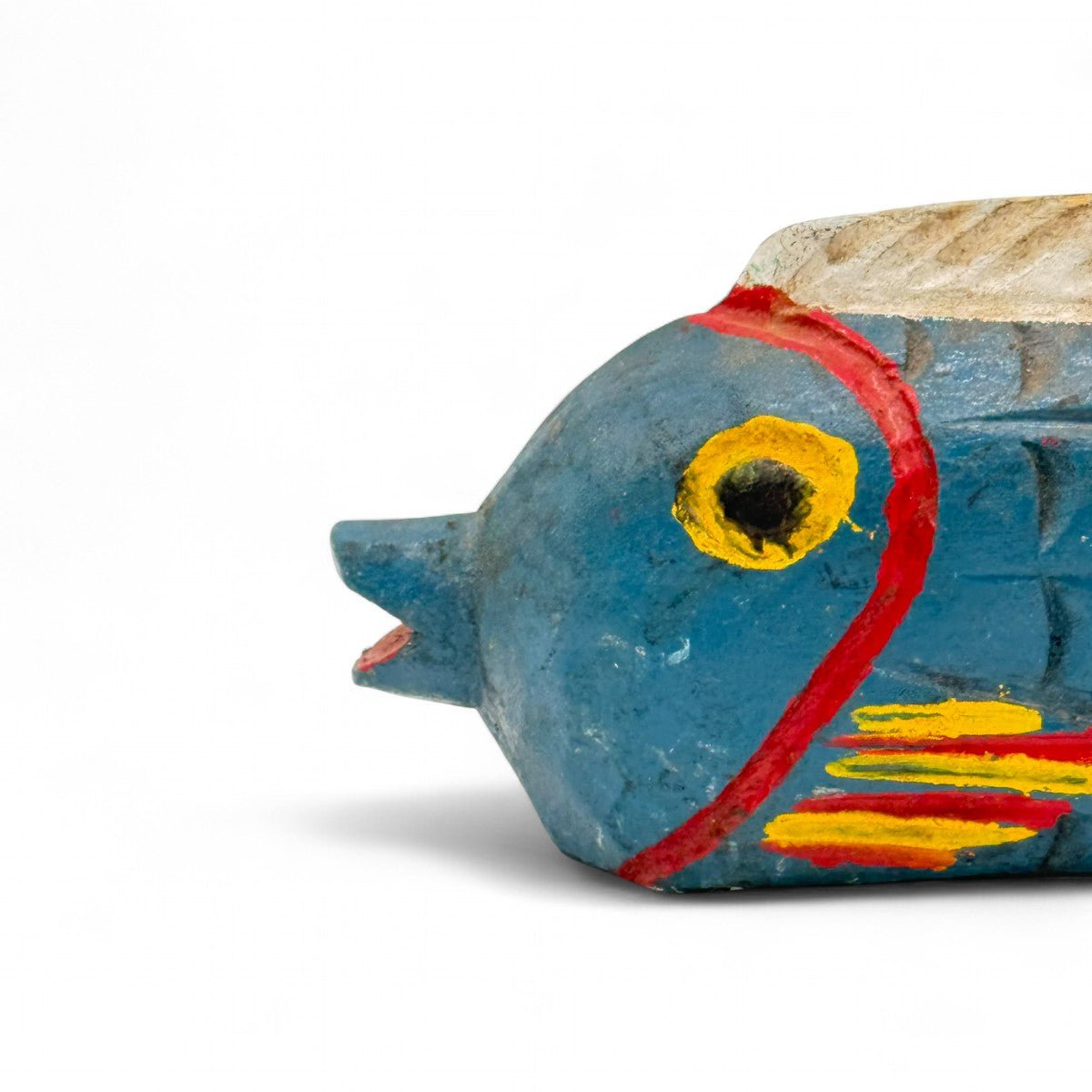 Dettaglio della vernice blu, gialla e rossa, e delle pinne sbiancate dal tempo.