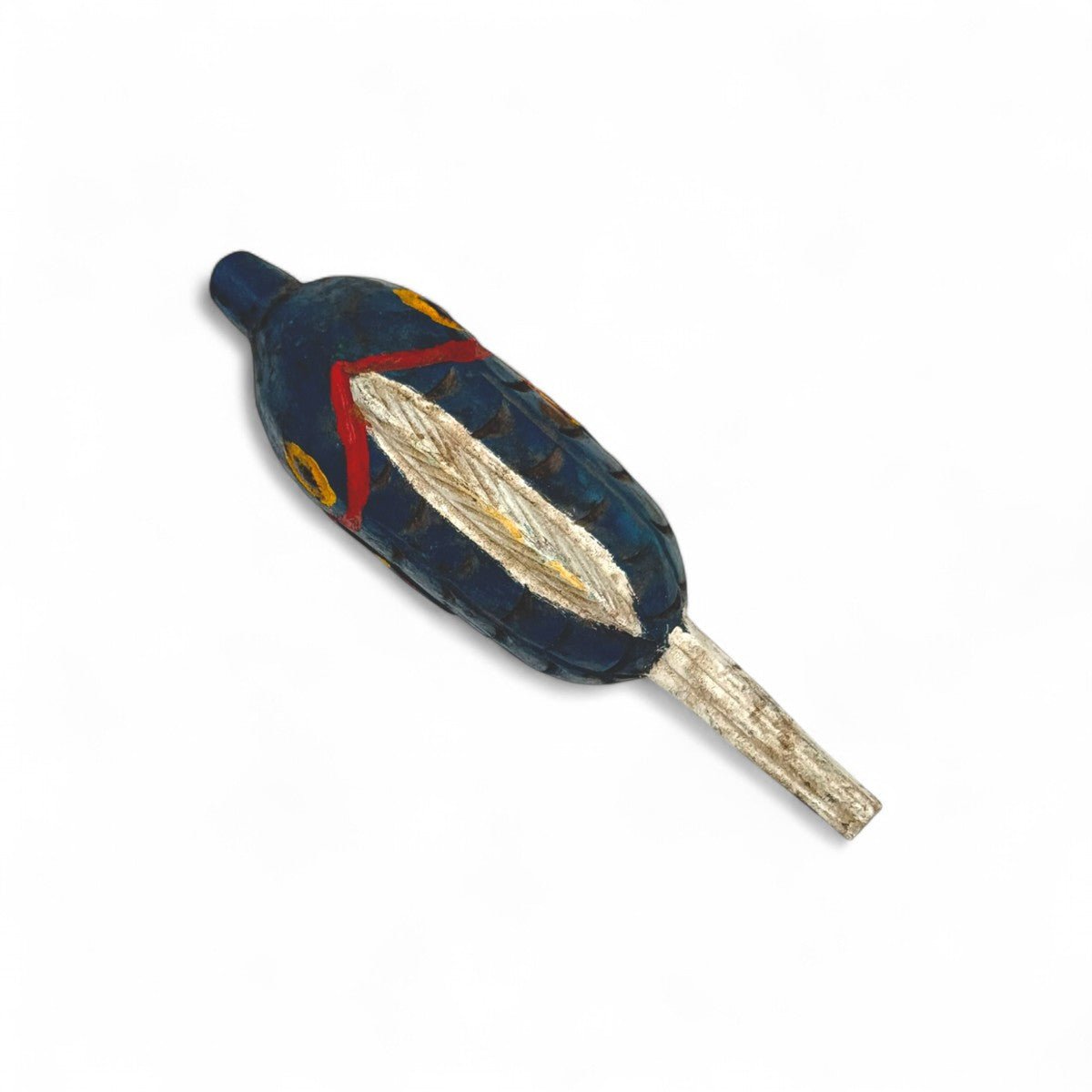 Vista di tre quarti della scultura Pesce Memoria #4 che evidenzia il suo stile totemico.