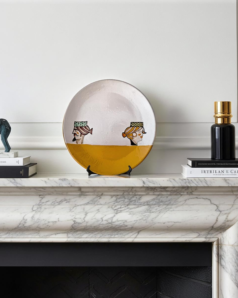 Piatto maiolica dipinto Non Voglio di Artema Galli, con scena narrativa unica.