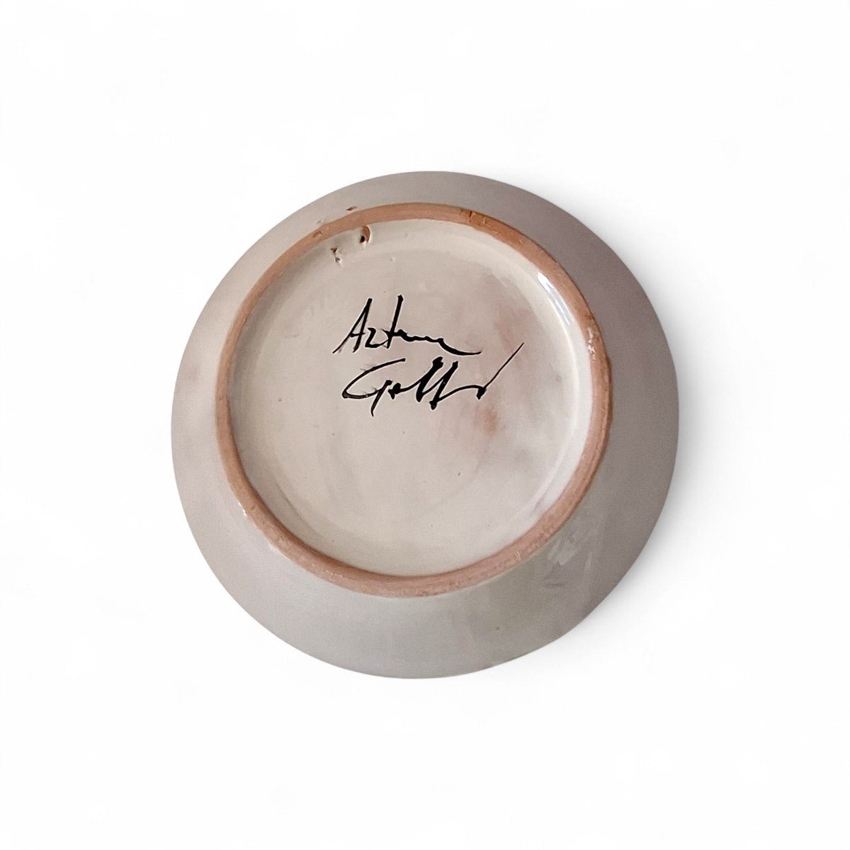 La firma dell'artista Artema Galli sul retro del piatto ceramica dipinto.