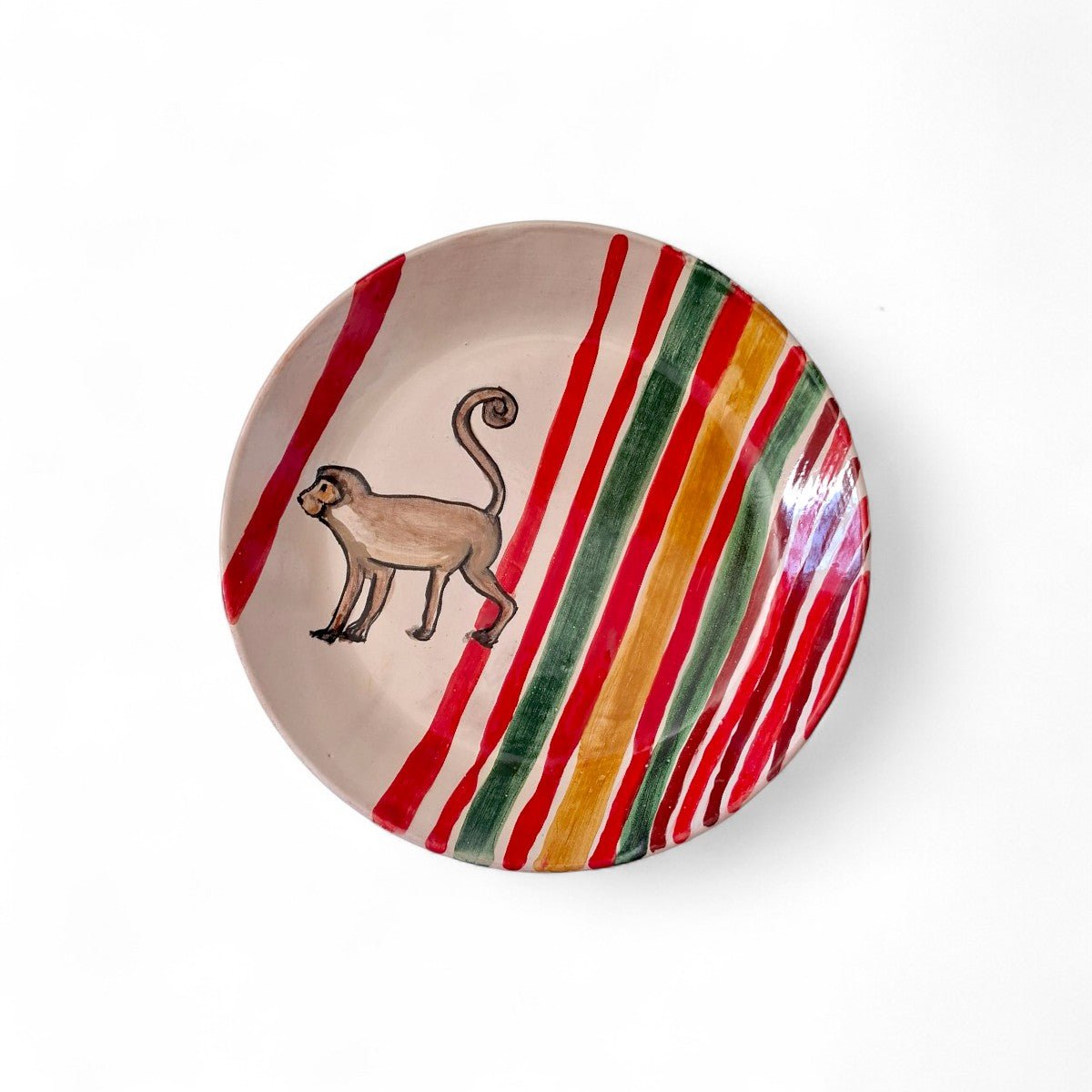 Il piatto Scimmia Nomade esposto come centrotavola scultoreo su un tavolo minimalista.