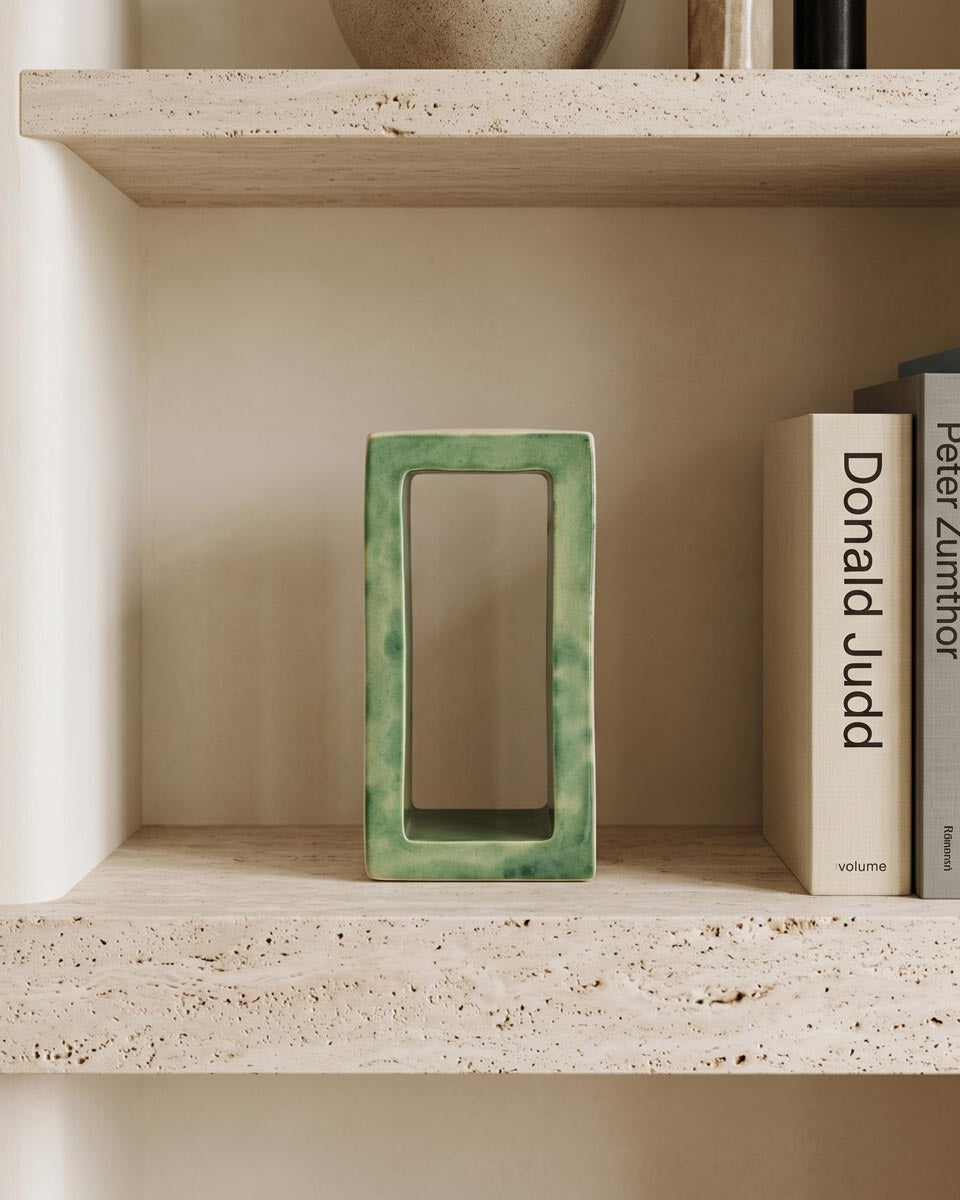 Portale Viride scultura geometrica in ceramica smaltata verde ambientata in un interno contemporaneo