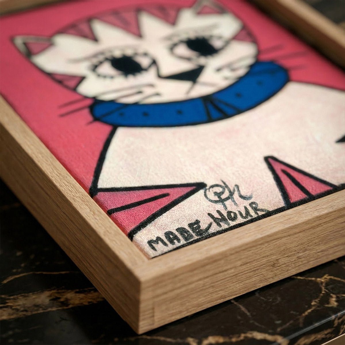 Il quadro "Aura di Mabchour" posizionato su una console di design di lusso.