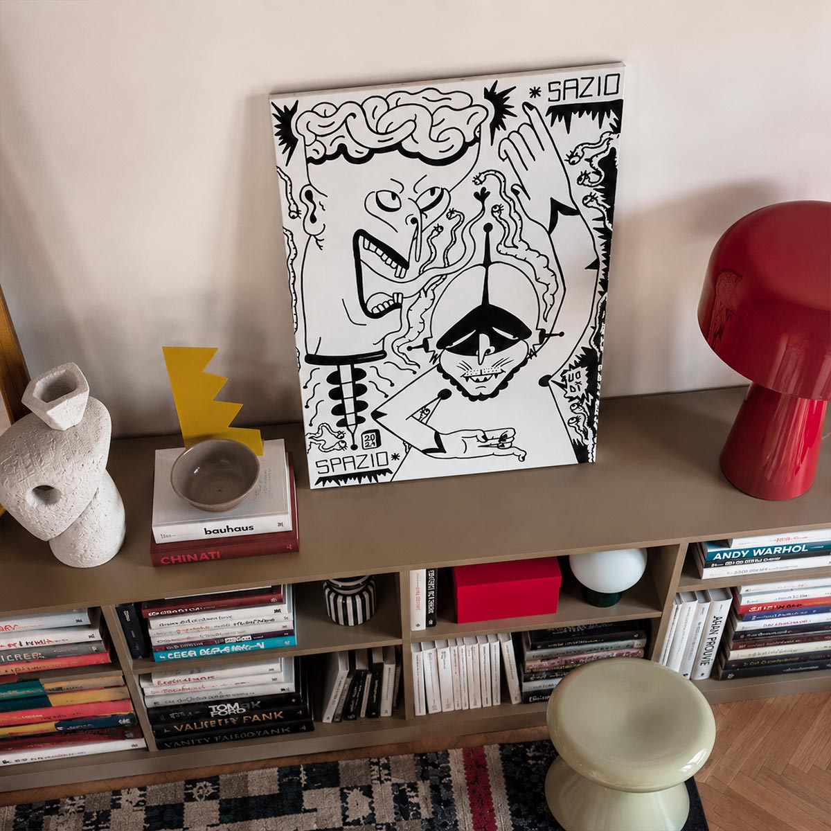 Illustrazione surreale a tratto marcato, Quadro Bianco e Nero Concettuale dell'artista Uodi ambientato in una casa di design stile sottsass