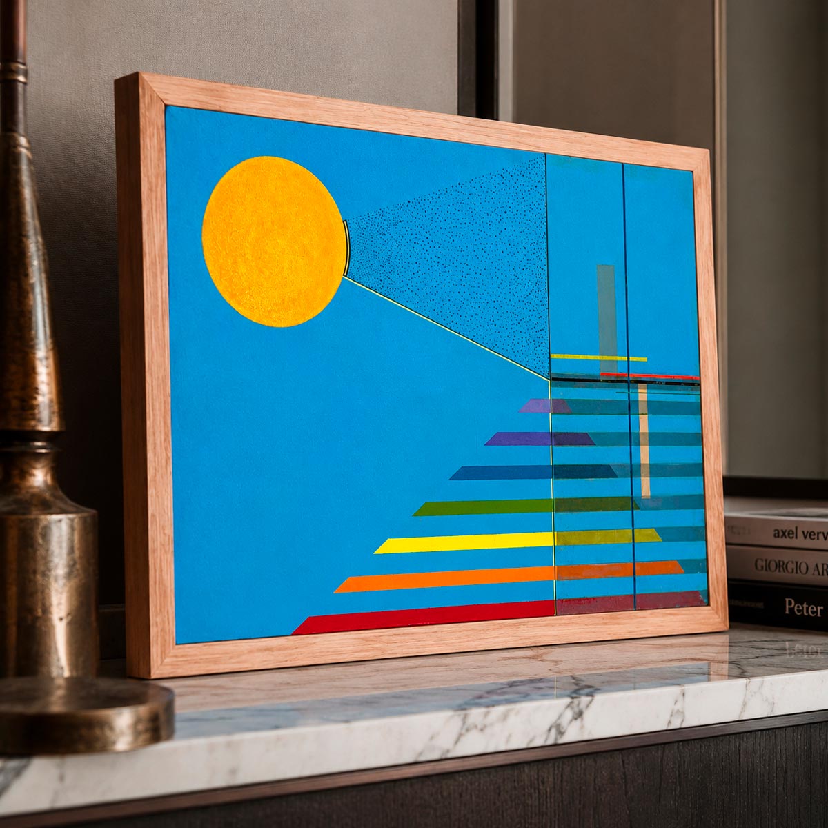 Sfera solare gialla e cono d'ombra puntinato nell'opera d'arte di Balistreri.