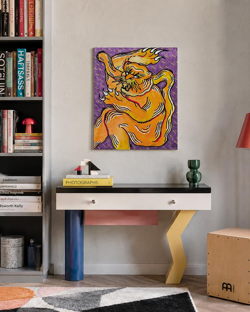 quadro esplosione della tigre di uodi, in un interno di design stile sottsass