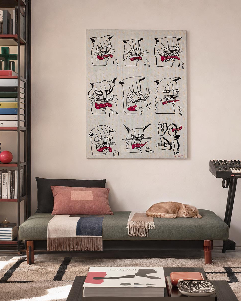 il quadro gatti di uodi ambientato in un living di design stile sottsass