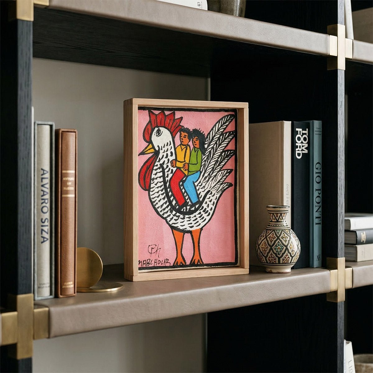Dipinto di arte naive marocchina firmato Mabchour, con cornice in legno okoume naturale.