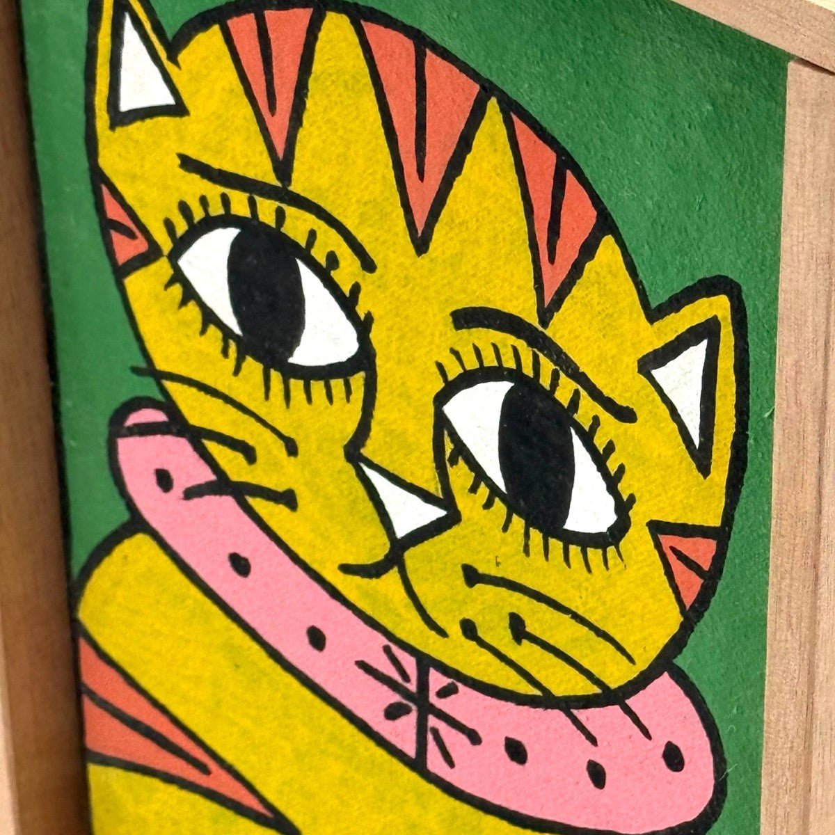 Segno grafico nero deciso che delinea i lineamenti del gatto in stile naive.
