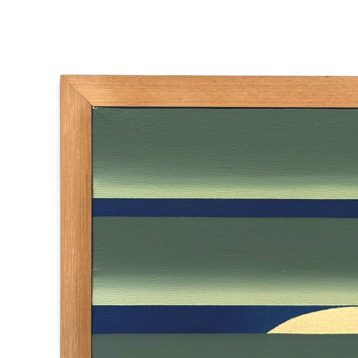 Cornice in legno naturale che incornicia la suggestione notturna dell'opera.