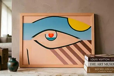 quadro posizionato su mensola in marmo carrara in una casa di design