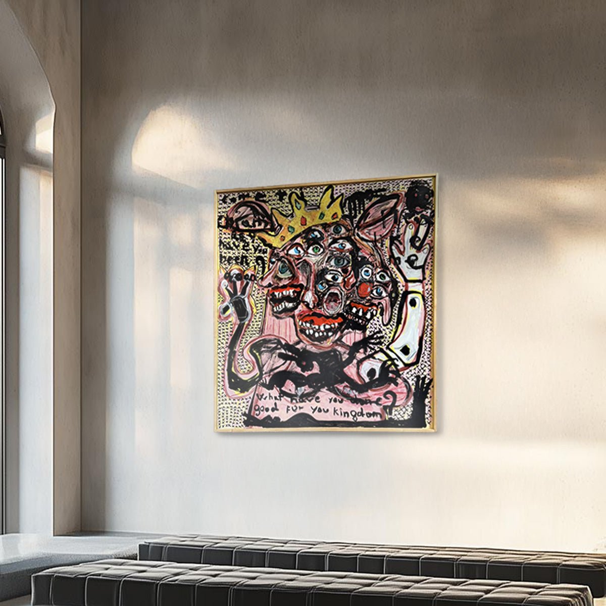 Dettaglio della corona parodistica e inquietante sulla testa della figura nel quadro Queen.