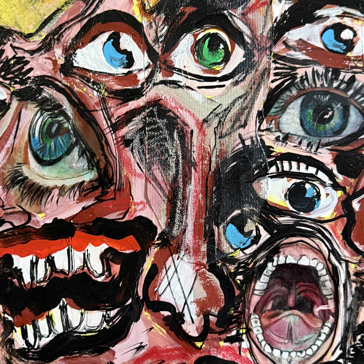 Il quadro di Precisi come punto focale in un interno dal design audace e contemporaneo.