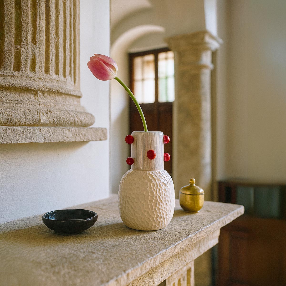 Dettaglio della superficie irregolare e della smaltatura a mano del vaso Rosso Astratto.