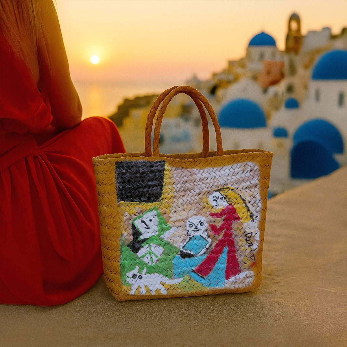 Primo piano del dipinto cubista con volti scomposti e linee spezzate sulla borsa in paglia.