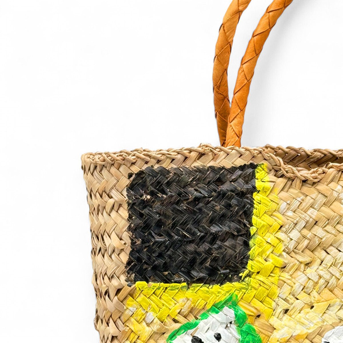 Profilo della borsa in paglia Santorini che ne mostra la forma e la pittura laterale.