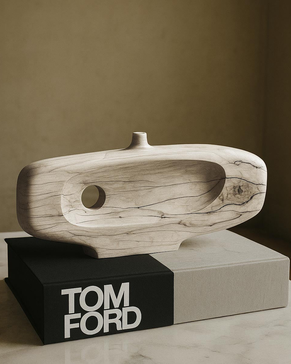 Scultura in legno di acero massello, firmata Estebanland per Vicode, con forma fluida e scavata.