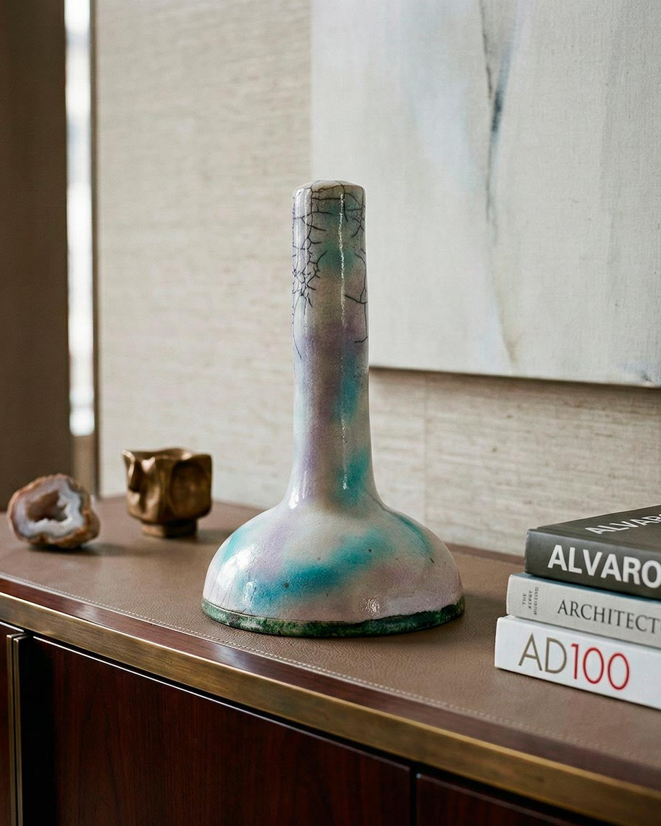 Scultura lampada ceramica raku con riflessi iridescenti pastello e craquelé nero.
