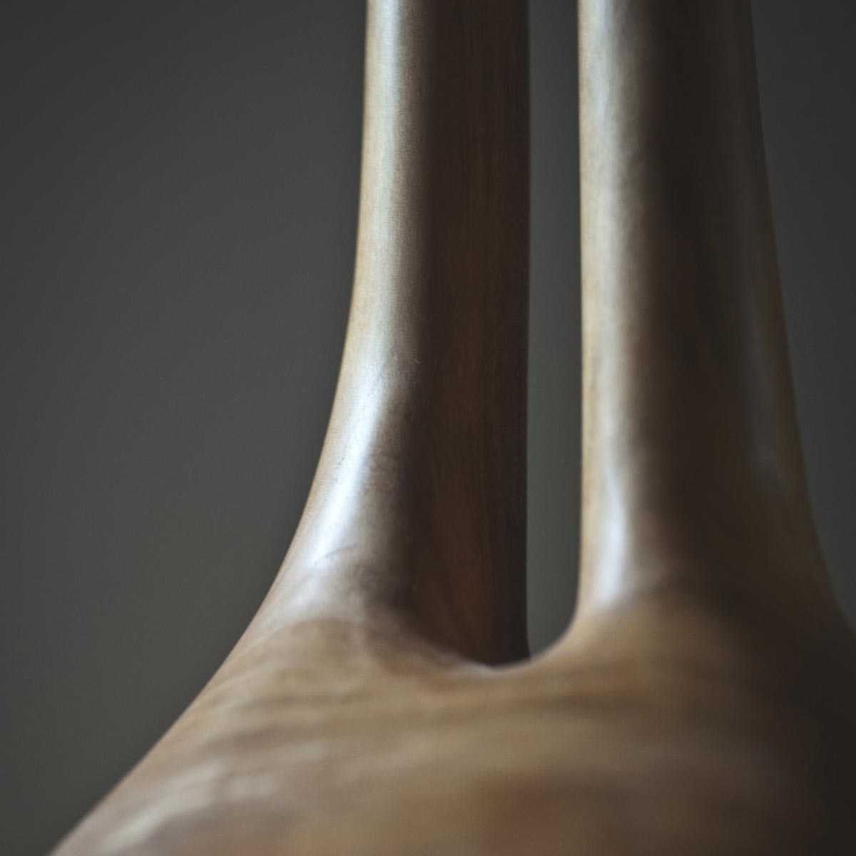 La scultura di Estebanland posizionata su un tavolino in un interno minimalista.