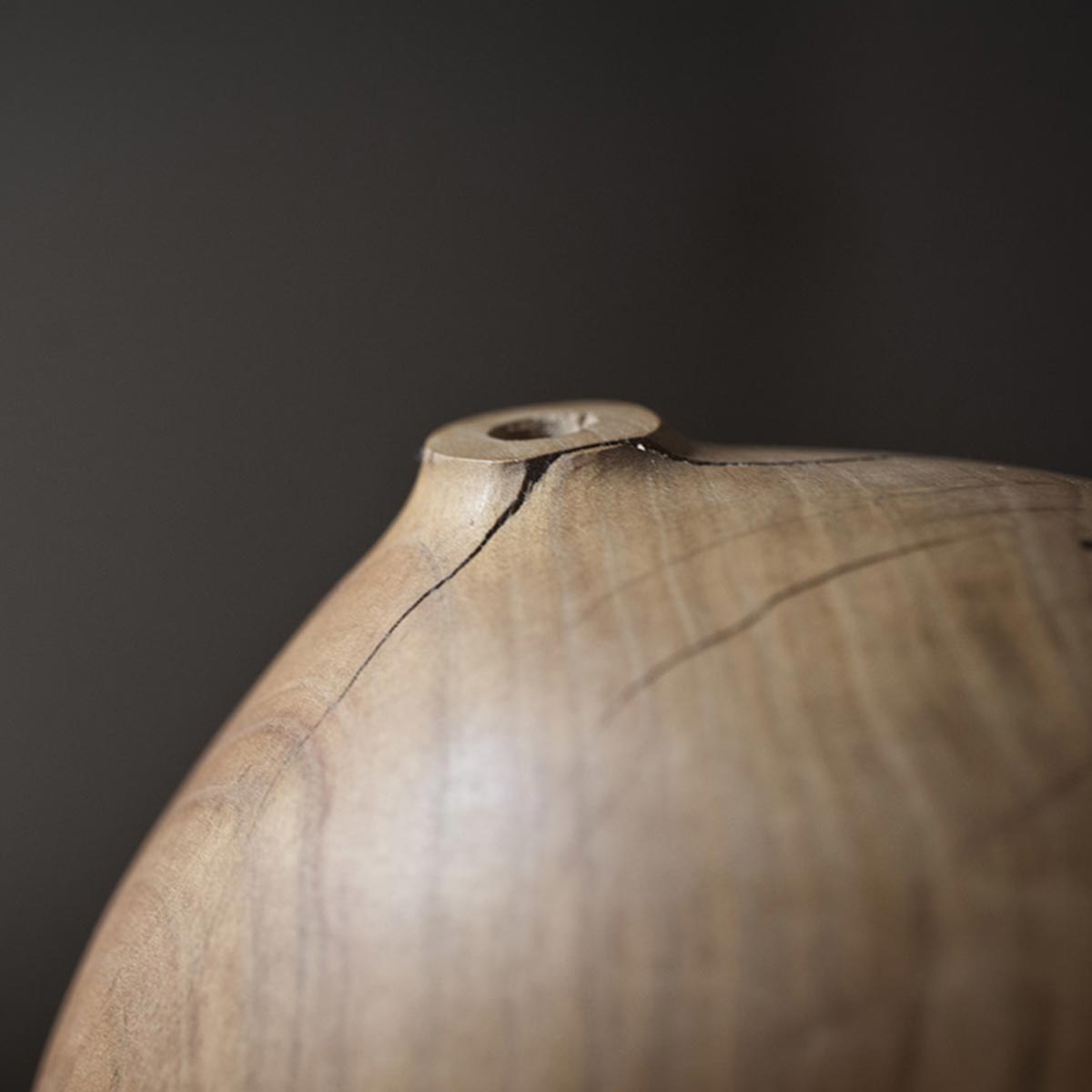 La scultura di Estebanland posizionata su un tavolo in un interno elegante e luminoso.