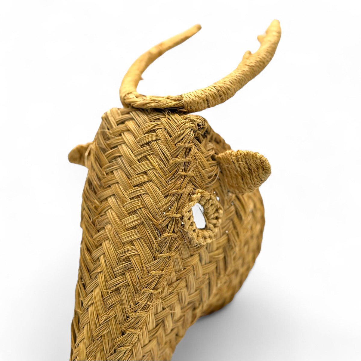 Primo piano dell'intreccio a mano dell'erba esparto sulla scultura da parete fauno.