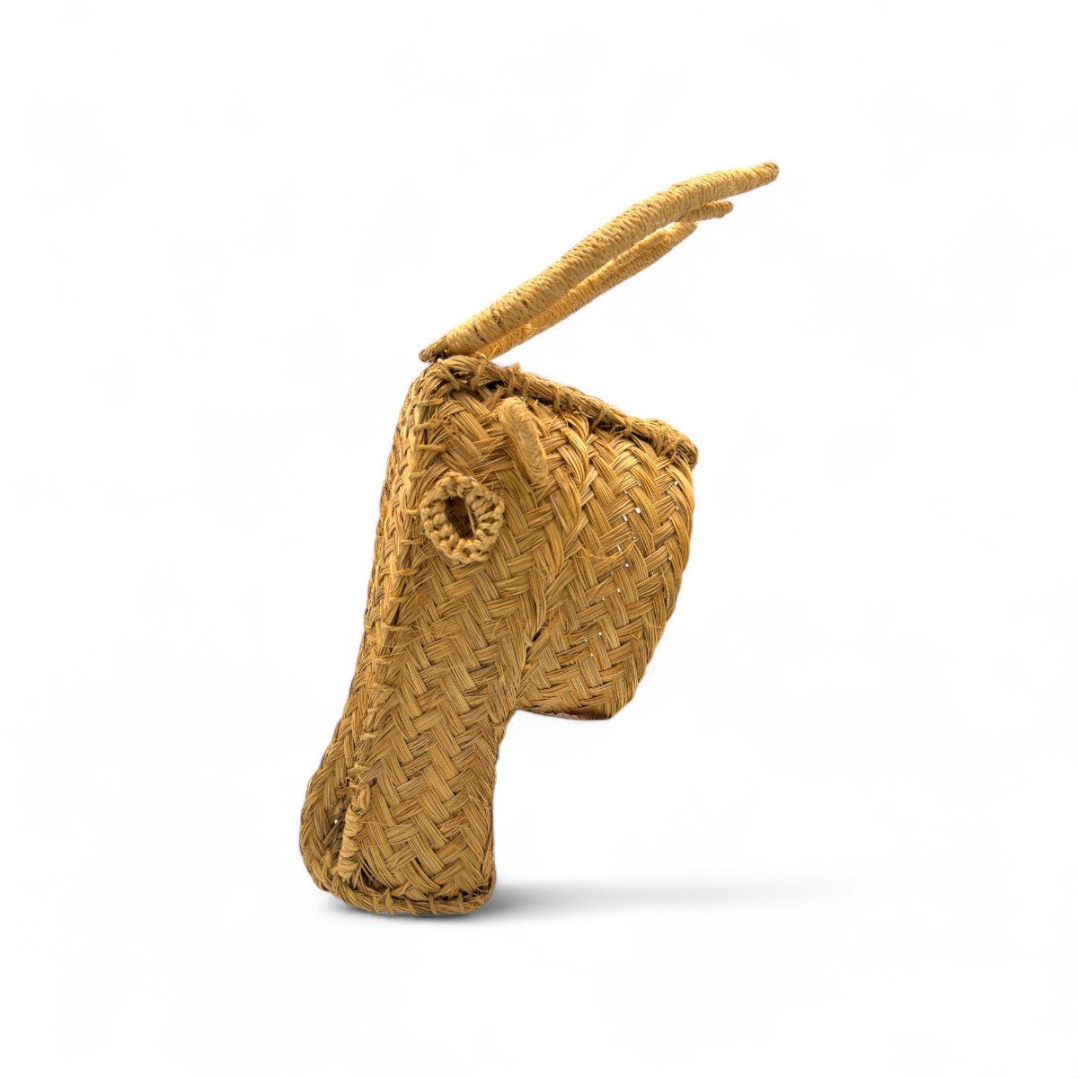 Vista di tre quarti della testa di fauno in esparto, che ne evidenzia la maestria artigianale.